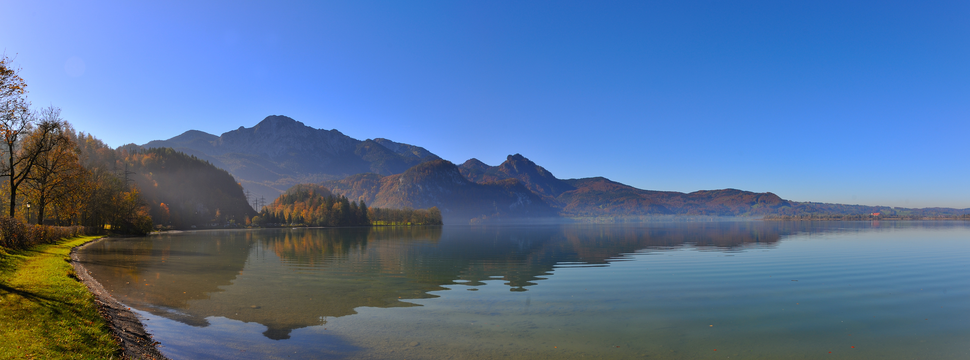 Herbstlicher Nebel über einem See