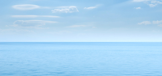 Blick über das Meer - nur Wasser und Himmel mit Wolken