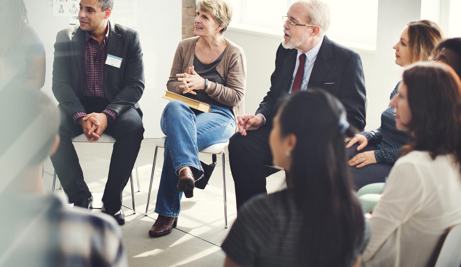 Im Kreis sitzende Teilnehmer eines Workshops